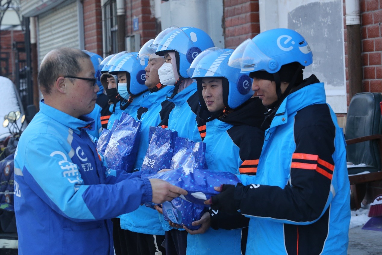 百万件暖冬装备、百城专项补助就位 饿了么启动蓝骑士“医食驻行”保障